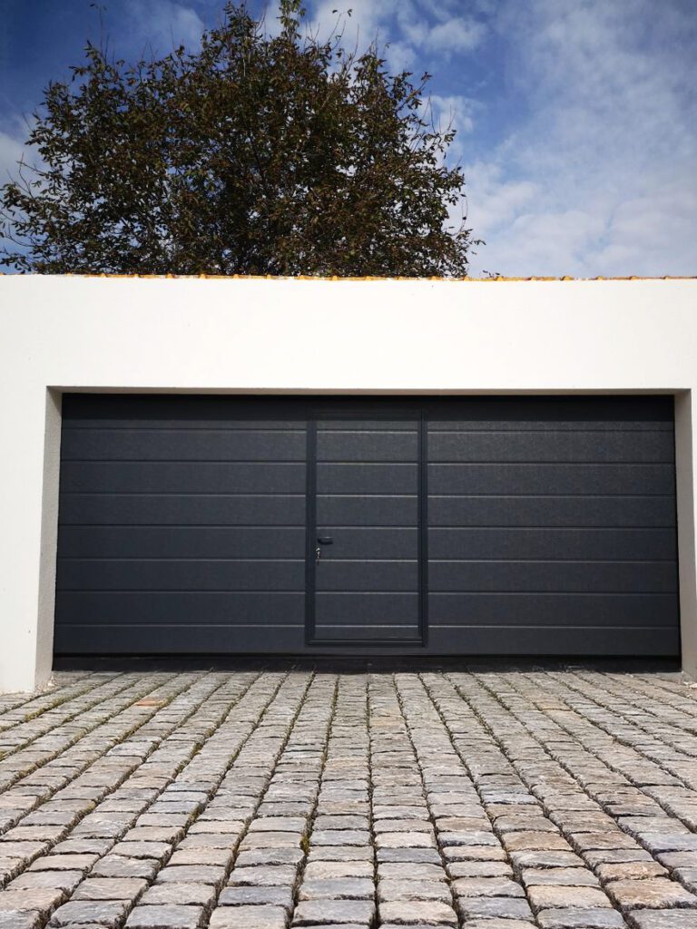 Sektionaltor mit Schlupftür